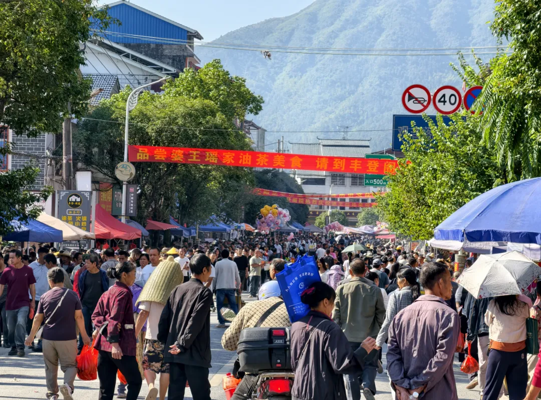 10万人赶九月初一“婆王节”庙会,小编带你直击观音阁热闹场面-第3张图片-四季读书网 10万人赶九月初一“婆王节”庙会,小编带你直击观音阁热闹场面-第3张图片-四季读书网