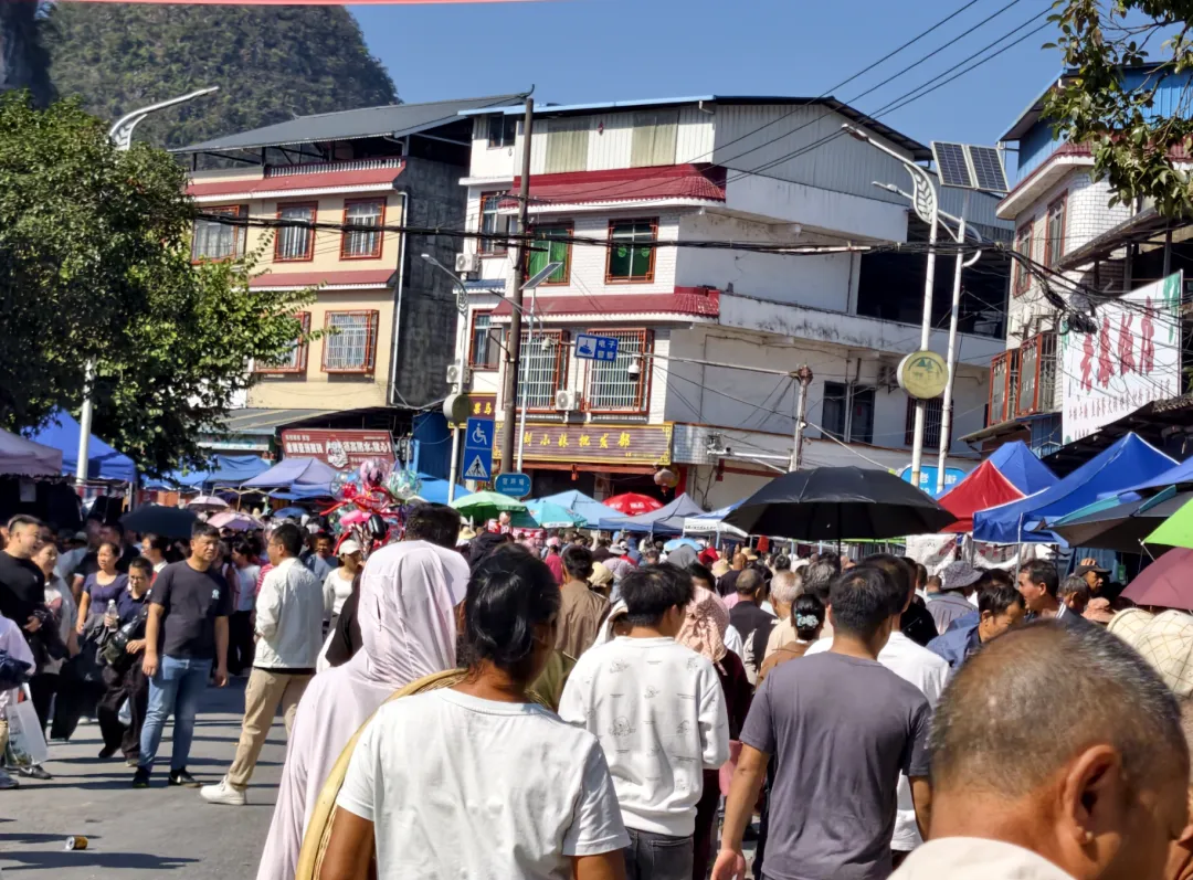 10万人赶九月初一“婆王节”庙会,小编带你直击观音阁热闹场面-第5张图片-四季读书网 10万人赶九月初一“婆王节”庙会,小编带你直击观音阁热闹场面-第5张图片-四季读书网