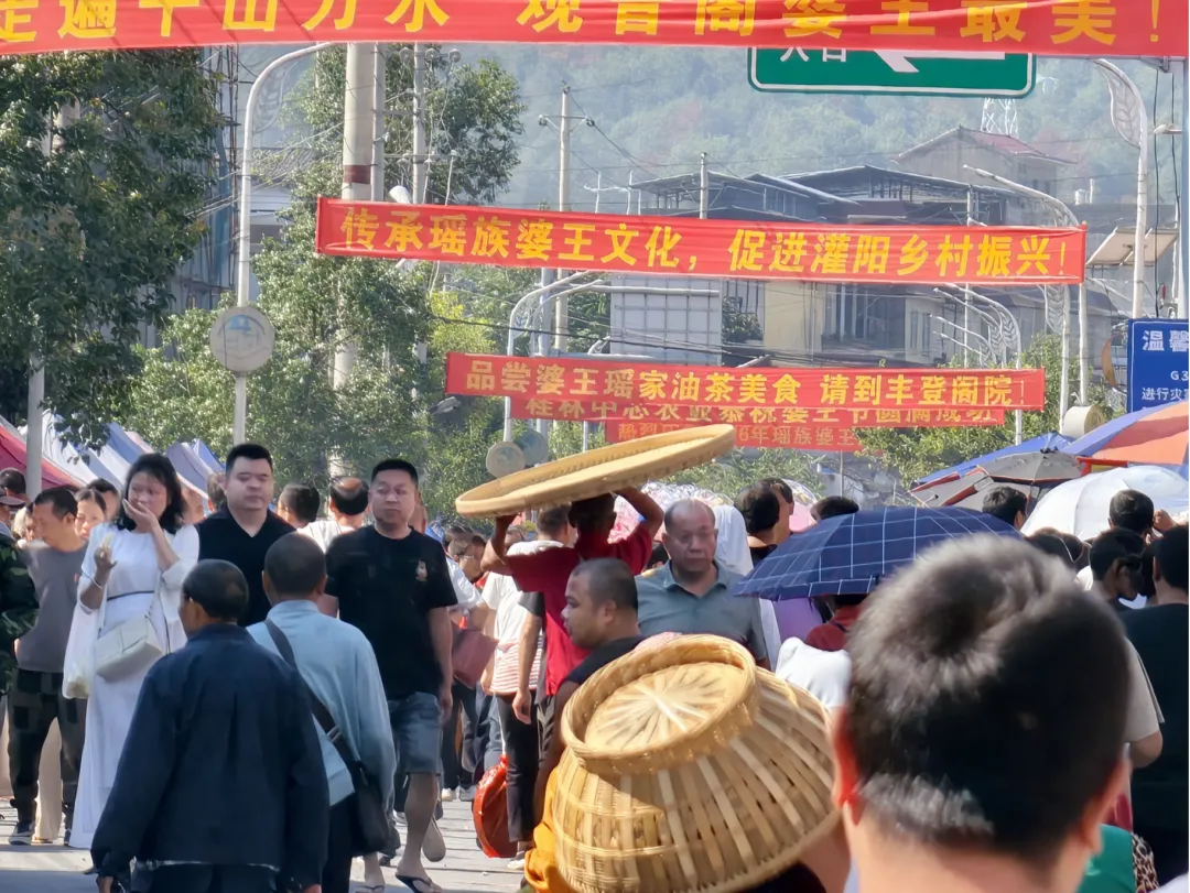 10万人赶九月初一“婆王节”庙会,小编带你直击观音阁热闹场面-第6张图片-四季读书网 10万人赶九月初一“婆王节”庙会,小编带你直击观音阁热闹场面-第6张图片-四季读书网