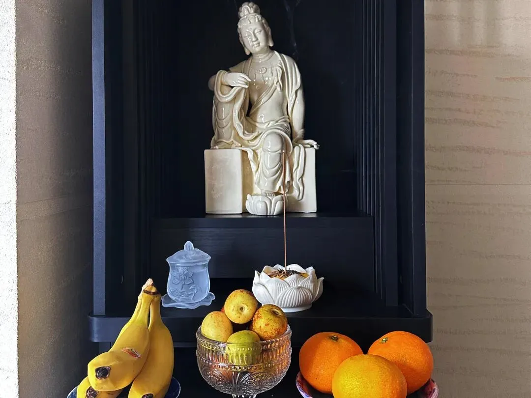 九月初一,供完三份水果我明白:神明不给路,只给今天-第3张图片-四季读书网