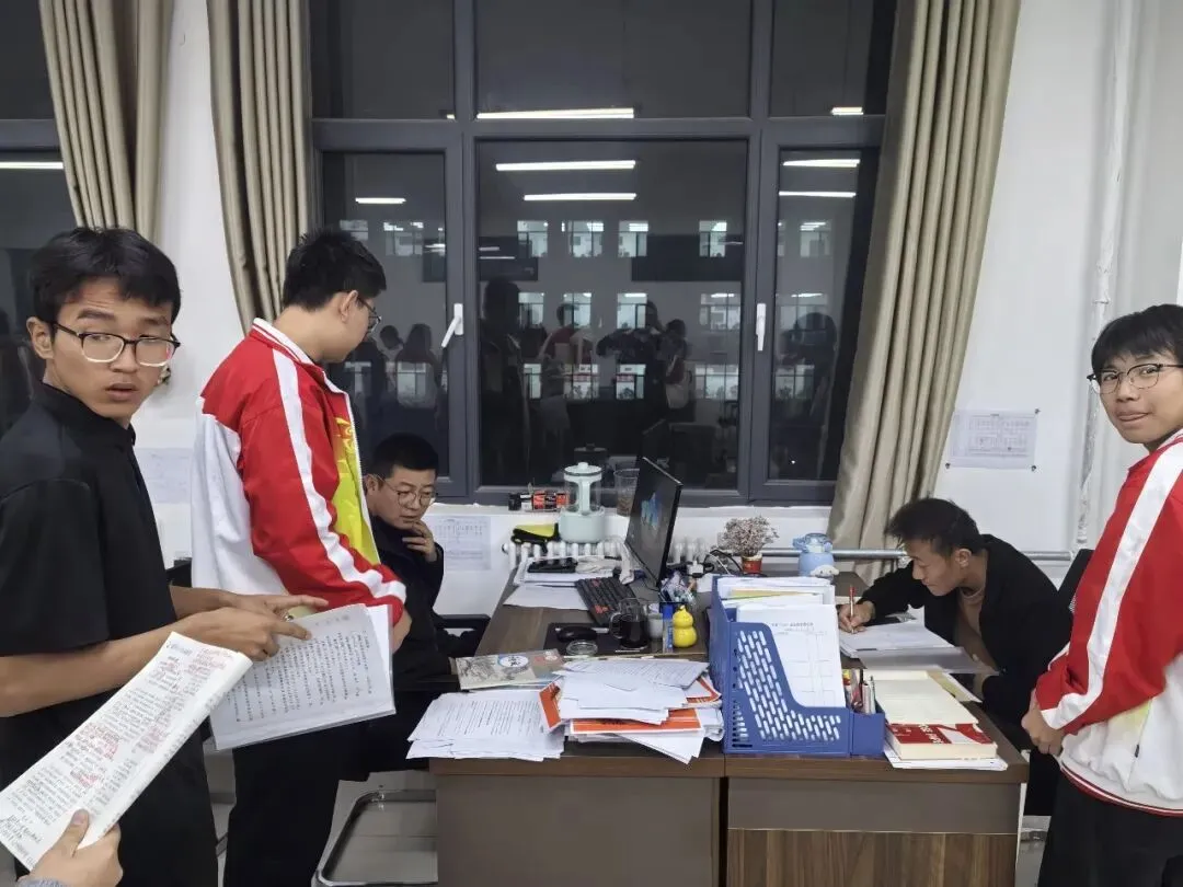 暖心评语助成长——成功中考一校化学老师激励暖人心-第25张图片-四季读书网 暖心评语助成长——成功中考一校化学老师激励暖人心-第25张图片-四季读书网
