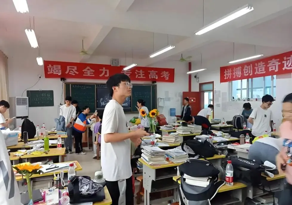 我2001年退伍,儿子高考后让我们给他买全套数码产品,我摊开家庭账本他沉默了-第1张图片-四季读书网 我2001年退伍,儿子高考后让我们给他买全套数码产品,我摊开家庭账本他沉默了-第1张图片-四季读书网