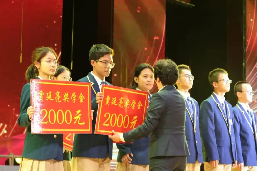 凤山学校初中部举行2027年中考动员大会-第6张图片-四季读书网 凤山学校初中部举行2027年中考动员大会-第6张图片-四季读书网