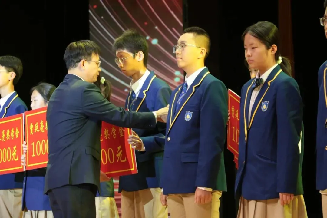 凤山学校初中部举行2027年中考动员大会-第8张图片-四季读书网 凤山学校初中部举行2027年中考动员大会-第8张图片-四季读书网