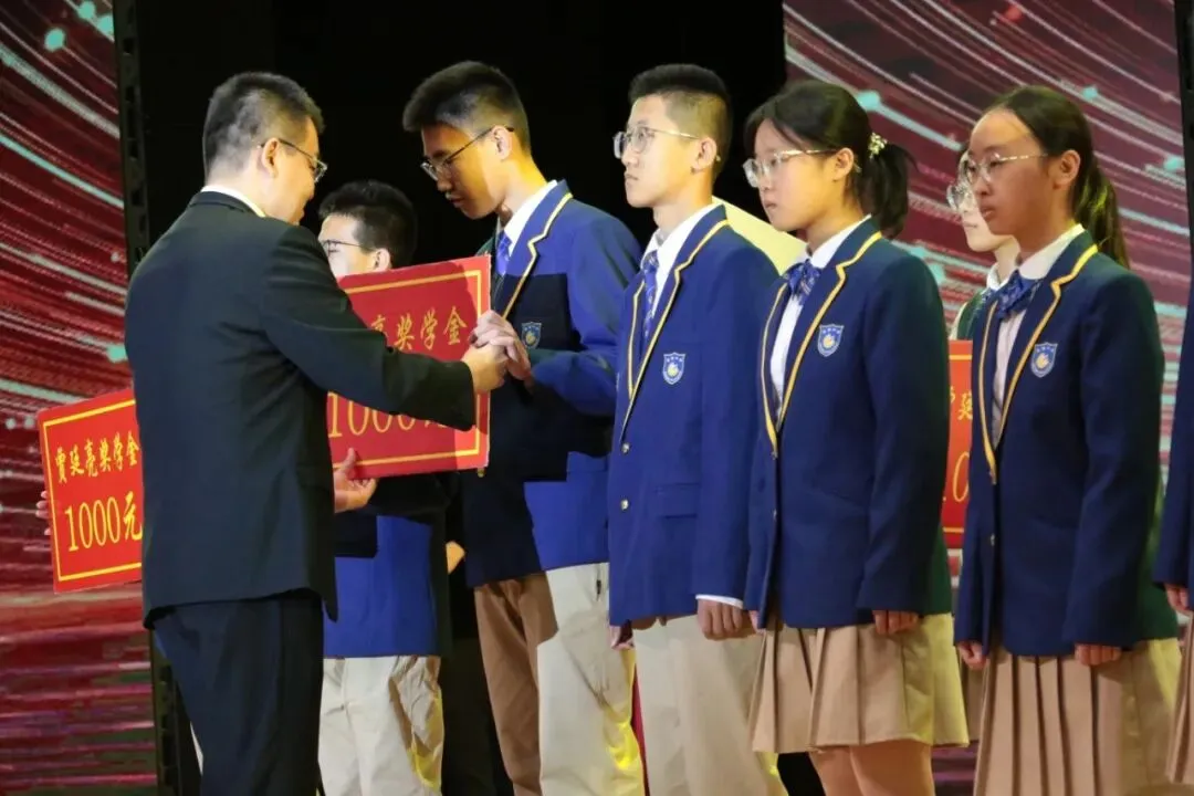 凤山学校初中部举行2027年中考动员大会-第10张图片-四季读书网 凤山学校初中部举行2027年中考动员大会-第10张图片-四季读书网