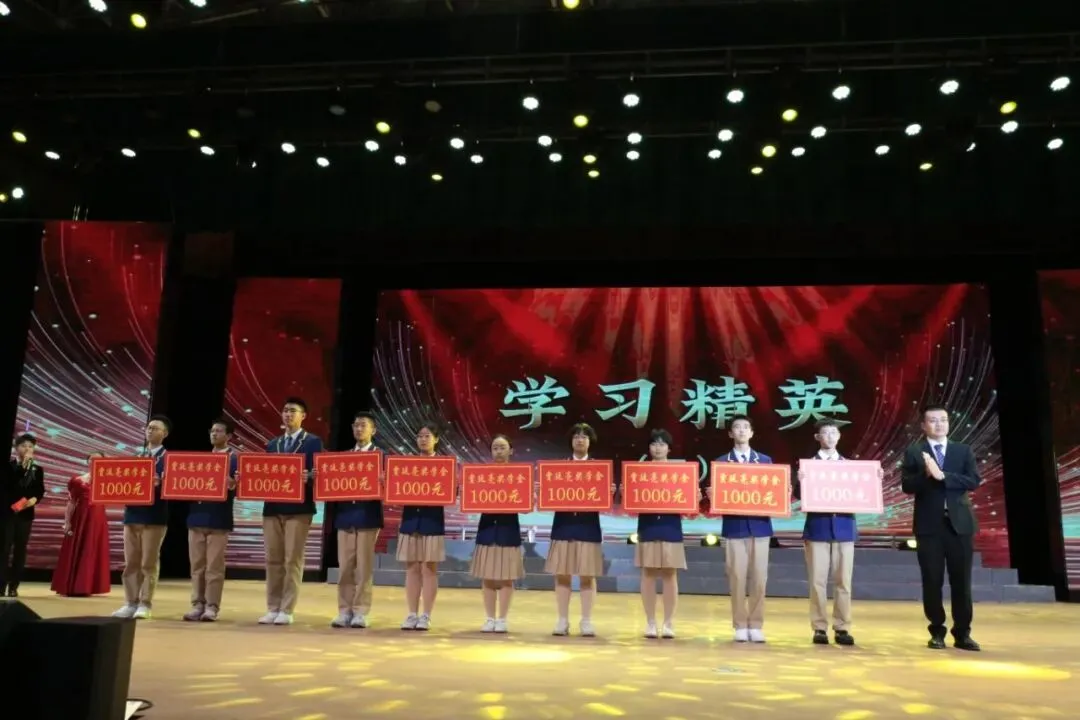 凤山学校初中部举行2027年中考动员大会-第11张图片-四季读书网 凤山学校初中部举行2027年中考动员大会-第11张图片-四季读书网