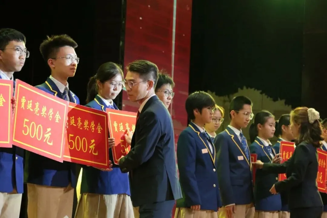 凤山学校初中部举行2027年中考动员大会-第12张图片-四季读书网 凤山学校初中部举行2027年中考动员大会-第12张图片-四季读书网