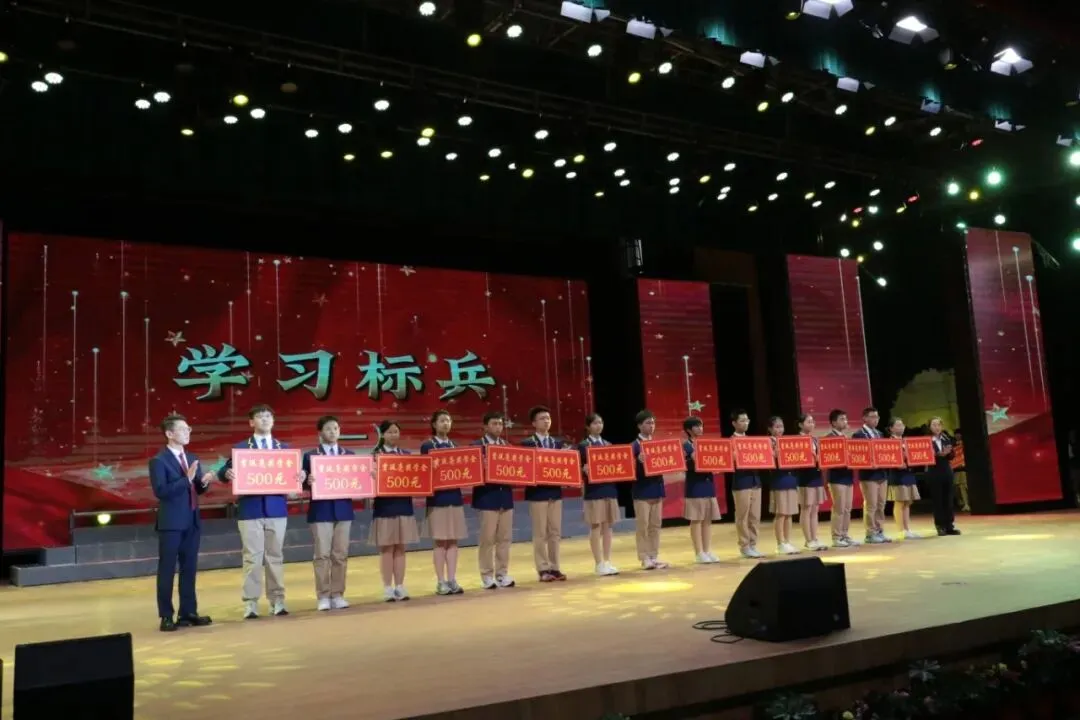 凤山学校初中部举行2027年中考动员大会-第13张图片-四季读书网 凤山学校初中部举行2027年中考动员大会-第13张图片-四季读书网