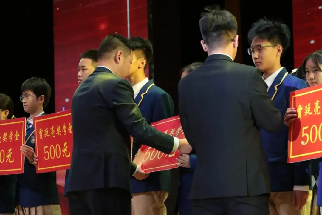 凤山学校初中部举行2027年中考动员大会-第14张图片-四季读书网 凤山学校初中部举行2027年中考动员大会-第14张图片-四季读书网