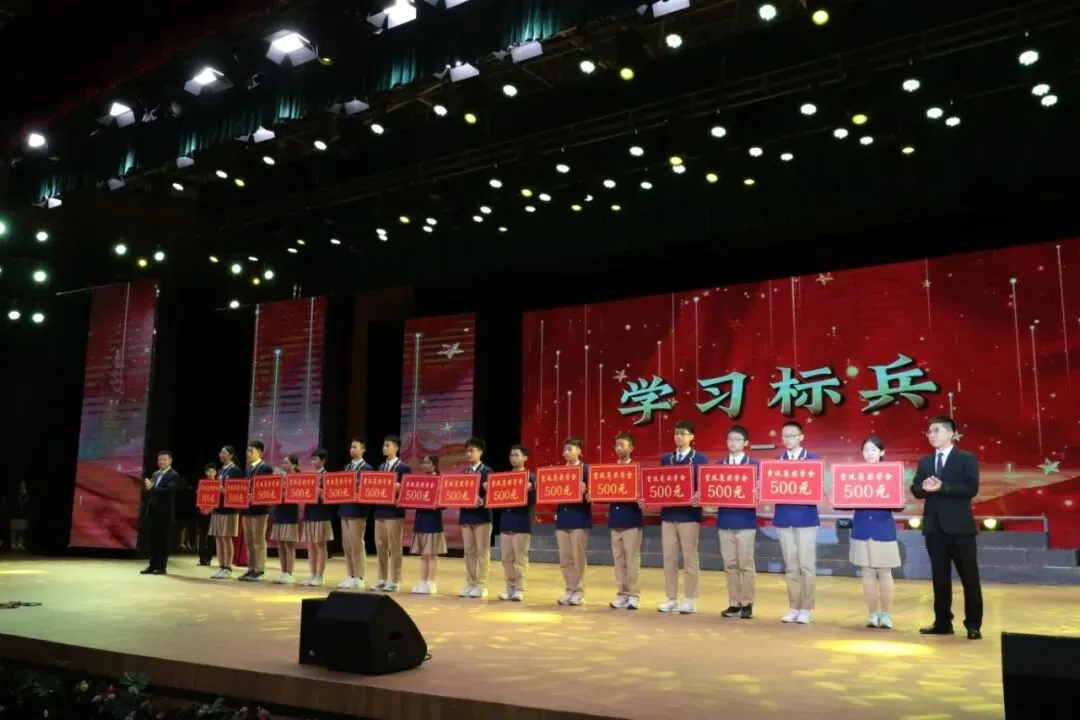 凤山学校初中部举行2027年中考动员大会-第15张图片-四季读书网 凤山学校初中部举行2027年中考动员大会-第15张图片-四季读书网