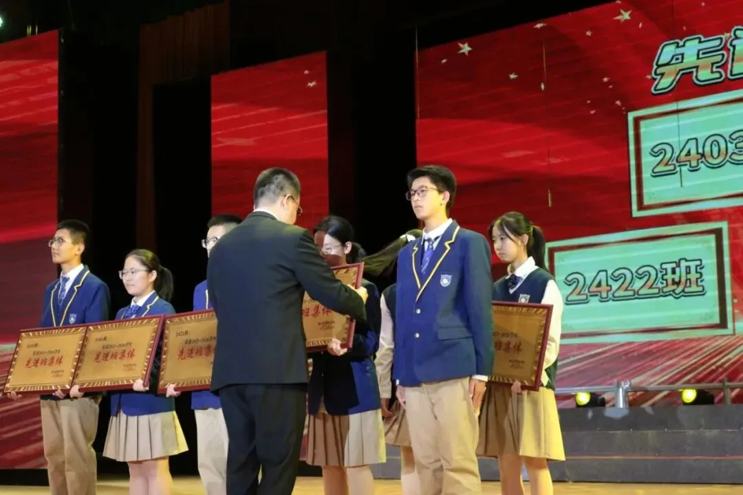 凤山学校初中部举行2027年中考动员大会-第16张图片-四季读书网 凤山学校初中部举行2027年中考动员大会-第16张图片-四季读书网