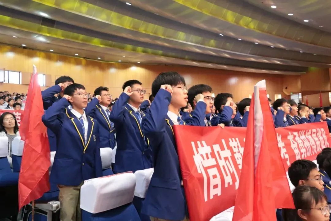 凤山学校初中部举行2027年中考动员大会-第37张图片-四季读书网 凤山学校初中部举行2027年中考动员大会-第37张图片-四季读书网