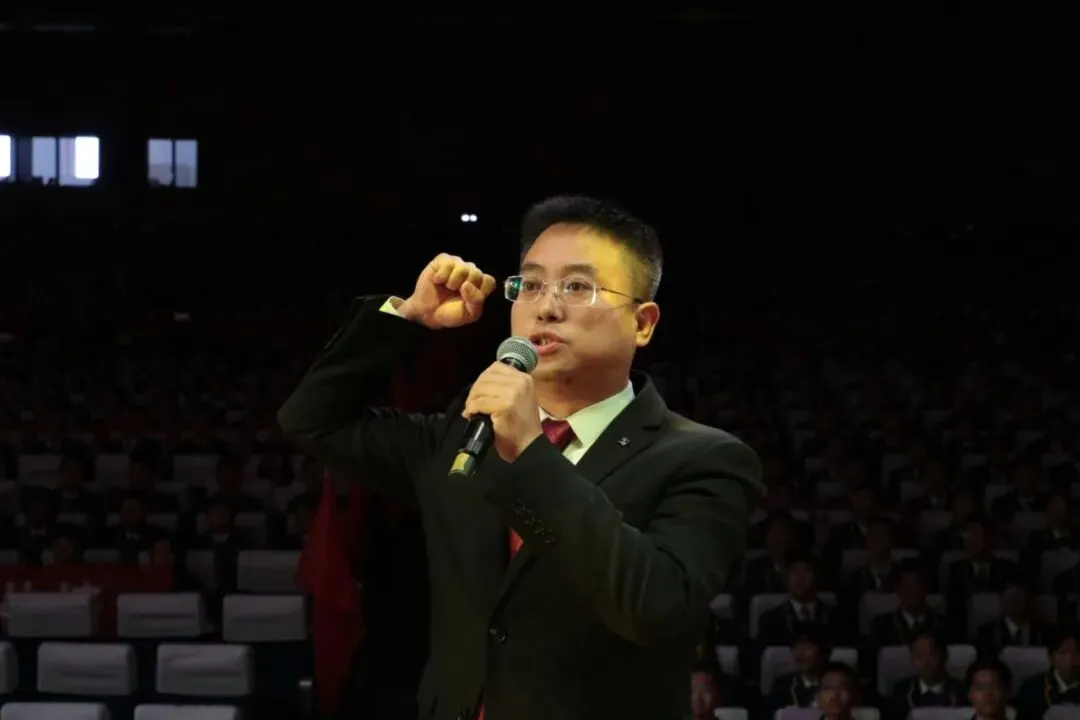 凤山学校初中部举行2027年中考动员大会-第71张图片-四季读书网 凤山学校初中部举行2027年中考动员大会-第71张图片-四季读书网