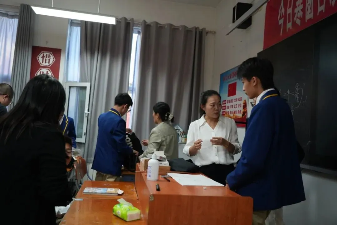 凤山学校初中部举行2027年中考动员大会-第82张图片-四季读书网 凤山学校初中部举行2027年中考动员大会-第82张图片-四季读书网
