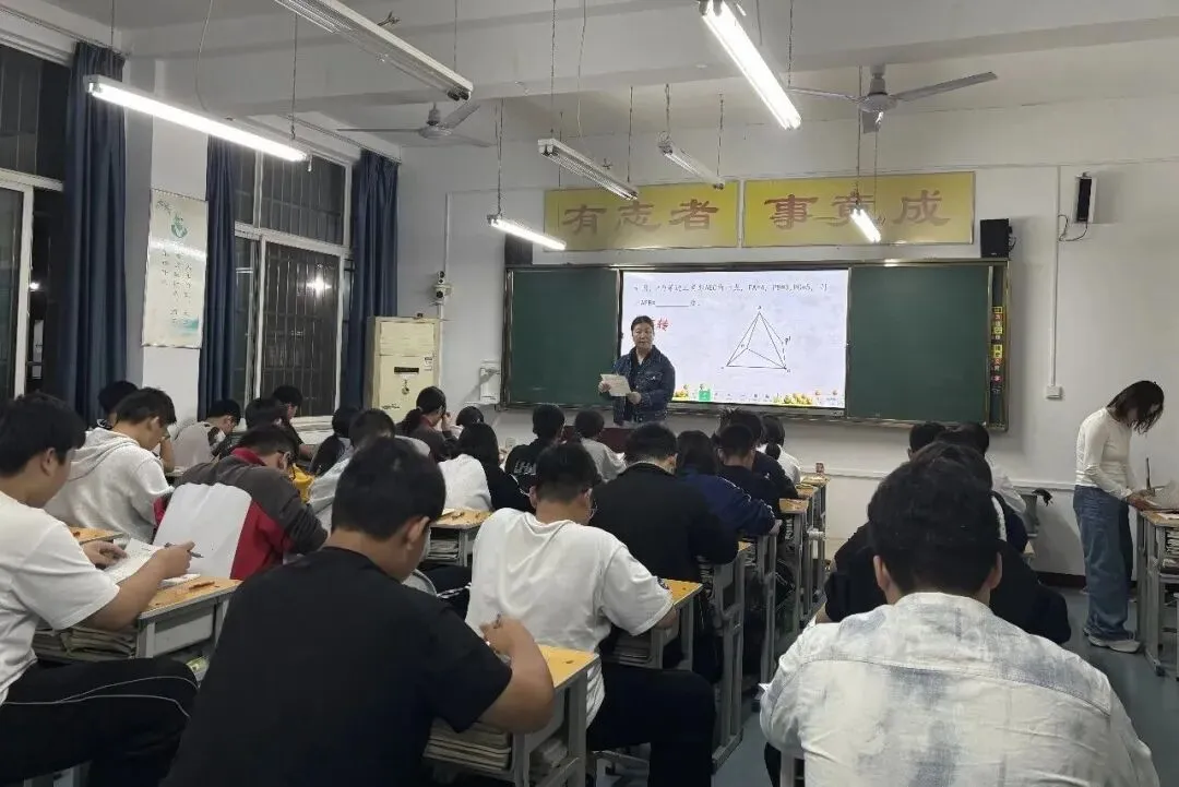 以评促教,以生为镜!高考部、中考部民主评教顺利开展-第7张图片-四季读书网 以评促教,以生为镜!高考部、中考部民主评教顺利开展-第7张图片-四季读书网