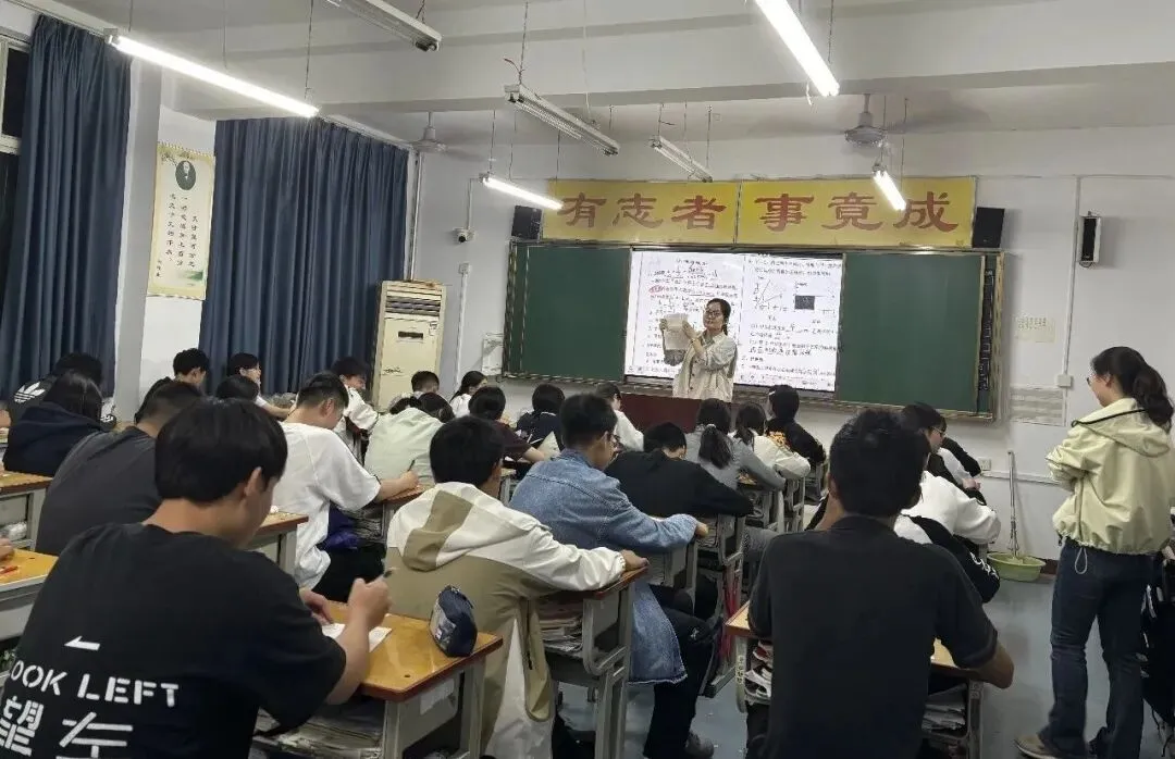 以评促教,以生为镜!高考部、中考部民主评教顺利开展-第9张图片-四季读书网 以评促教,以生为镜!高考部、中考部民主评教顺利开展-第9张图片-四季读书网