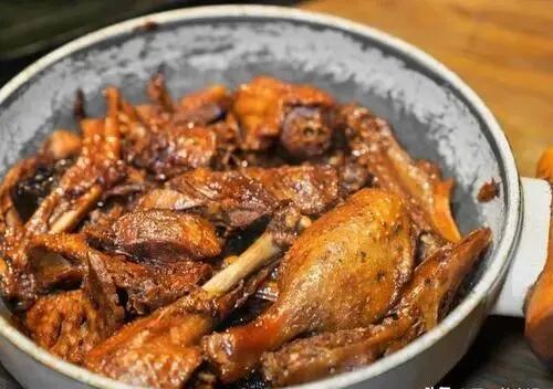 九月初一必吃三味暖身菜:姜母鸭·胡椒猪肚汤·韭菜炒核桃仁-第2张图片-四季读书网