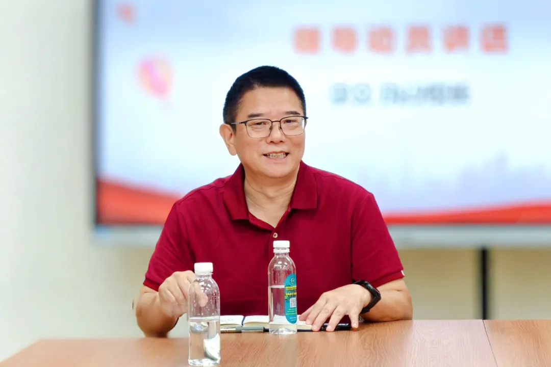 誓言铮铮担使命,同心蓄力战中考——翡翠山湖学校开展2027年备考教师动员会-第12张图片-四季读书网