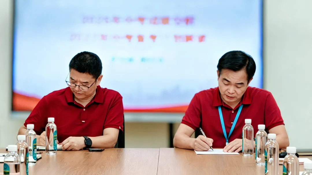 誓言铮铮担使命,同心蓄力战中考——翡翠山湖学校开展2027年备考教师动员会-第15张图片-四季读书网