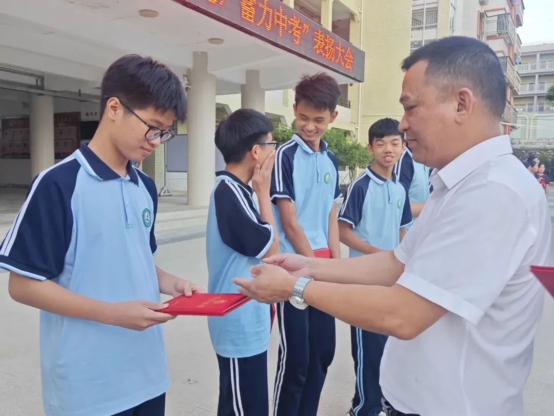 追风逐光,蓄力中考丨我校九年级第一次核心素养调查表扬大会圆满召开-第12张图片-四季读书网 追风逐光,蓄力中考丨我校九年级第一次核心素养调查表扬大会圆满召开-第12张图片-四季读书网