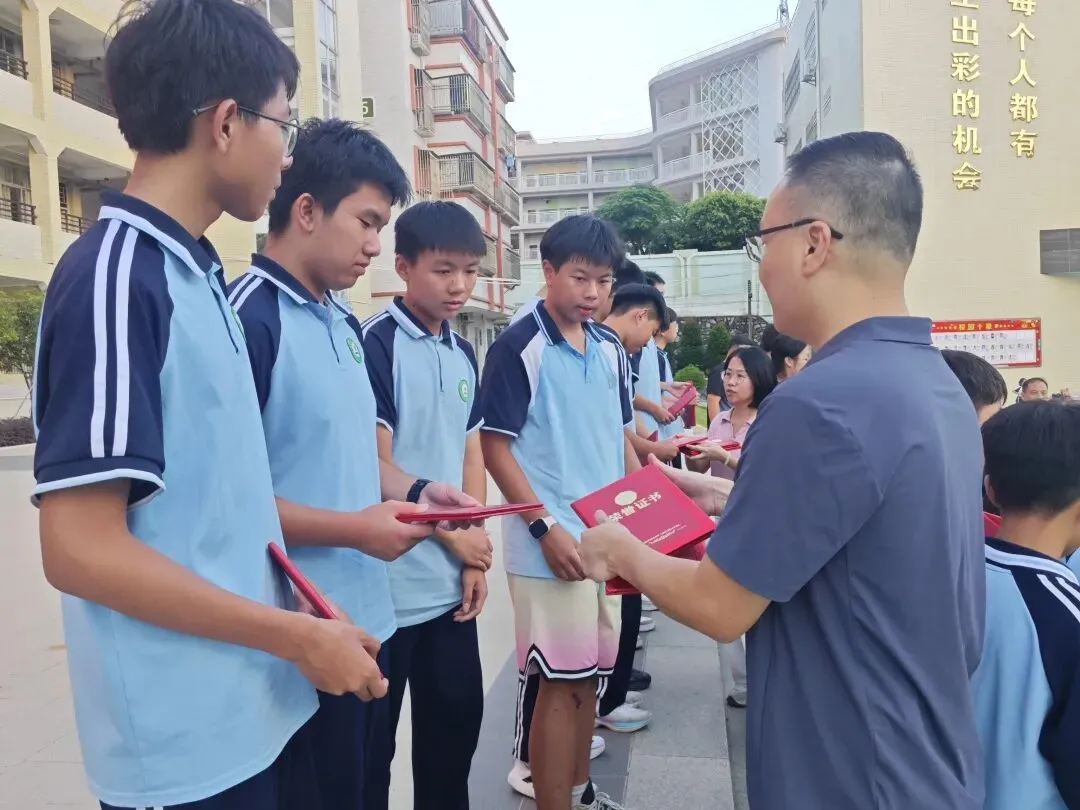 追风逐光,蓄力中考丨我校九年级第一次核心素养调查表扬大会圆满召开-第13张图片-四季读书网 追风逐光,蓄力中考丨我校九年级第一次核心素养调查表扬大会圆满召开-第13张图片-四季读书网