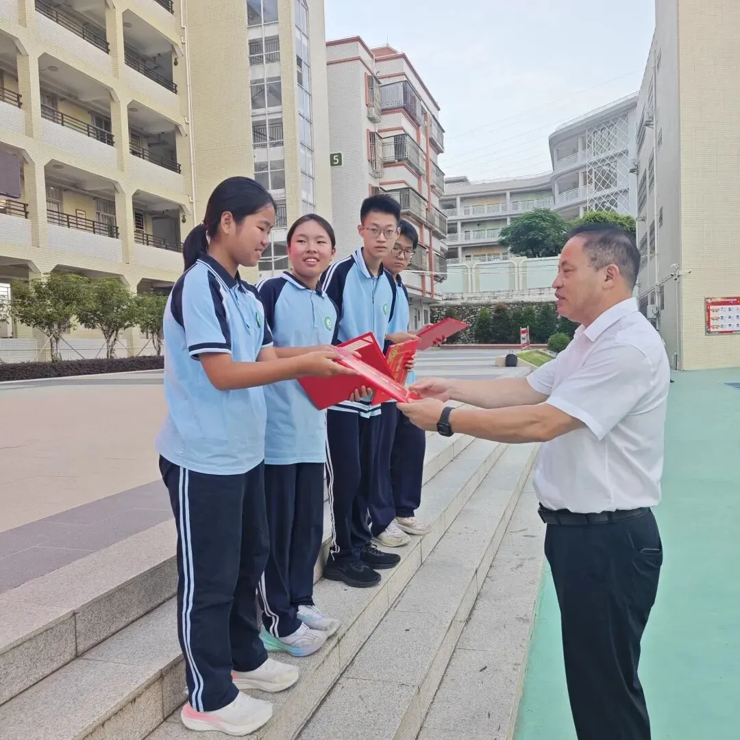 追风逐光,蓄力中考丨我校九年级第一次核心素养调查表扬大会圆满召开-第14张图片-四季读书网 追风逐光,蓄力中考丨我校九年级第一次核心素养调查表扬大会圆满召开-第14张图片-四季读书网