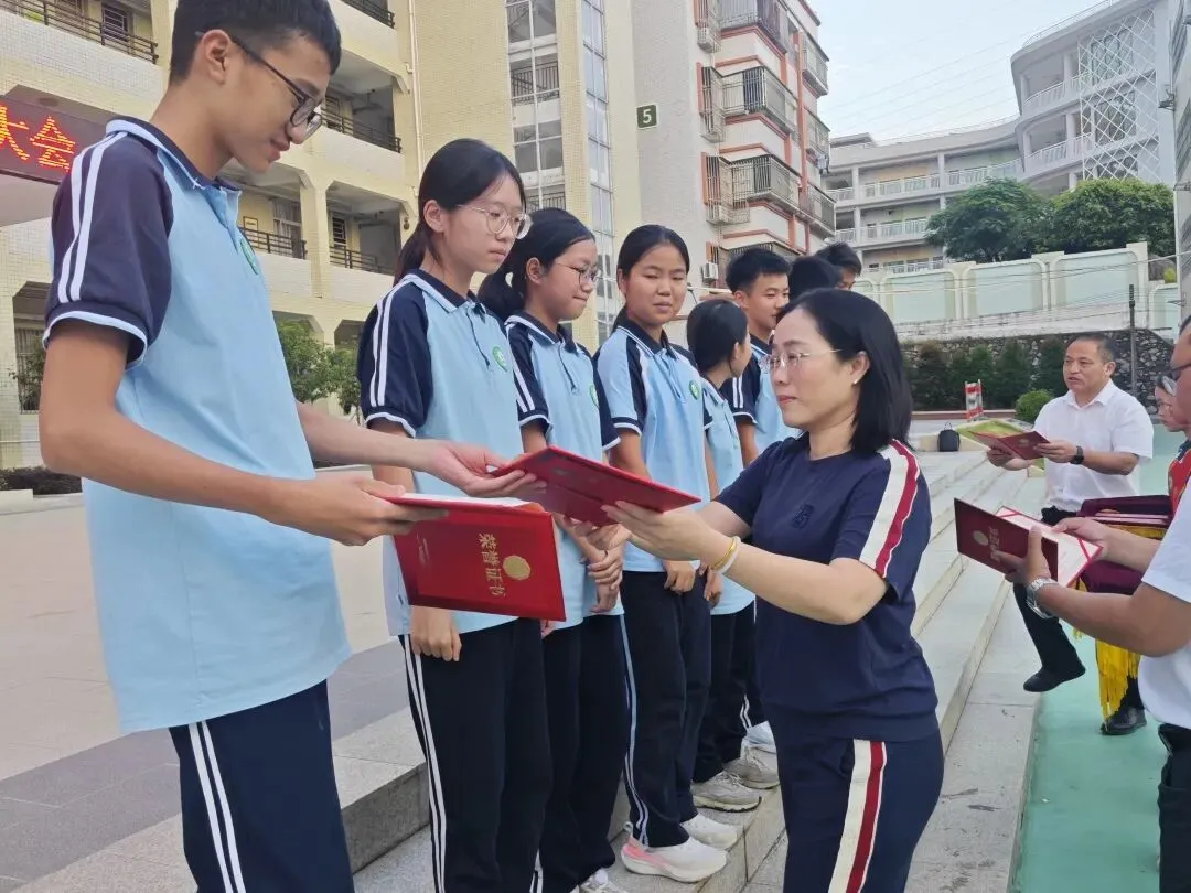 追风逐光,蓄力中考丨我校九年级第一次核心素养调查表扬大会圆满召开-第15张图片-四季读书网 追风逐光,蓄力中考丨我校九年级第一次核心素养调查表扬大会圆满召开-第15张图片-四季读书网