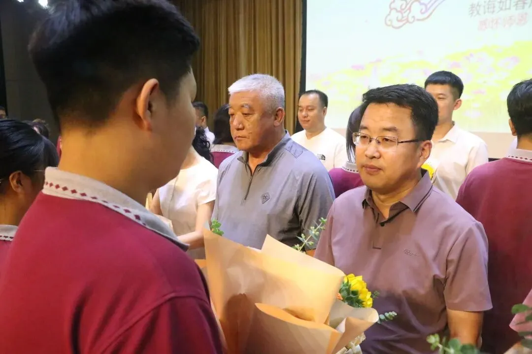以热爱,共赴前程 | 2024届初三毕业典礼暨中考壮行仪式-第23张图片-四季读书网