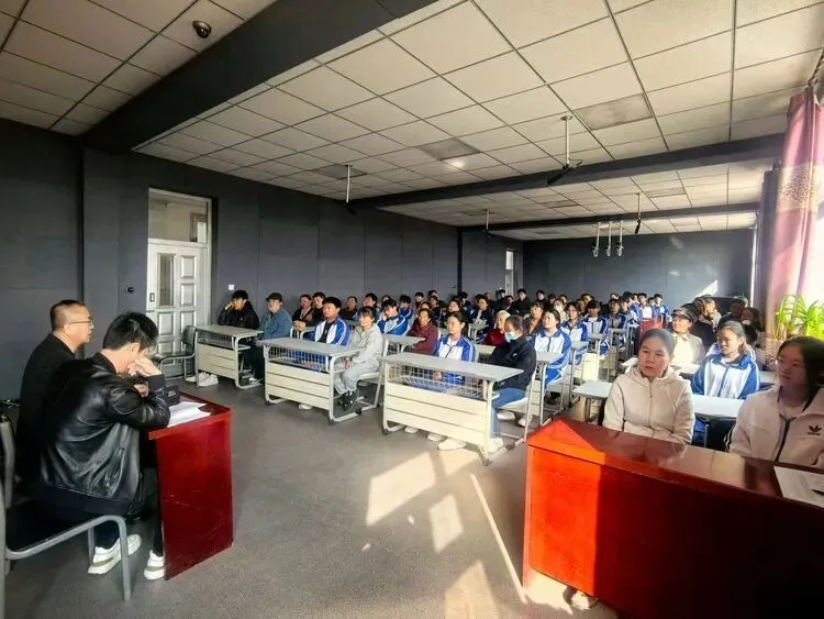 凝心聚力抓备考,家校同心赢中考——共和镇民族学校九年级家长会圆满召开-第14张图片-四季读书网