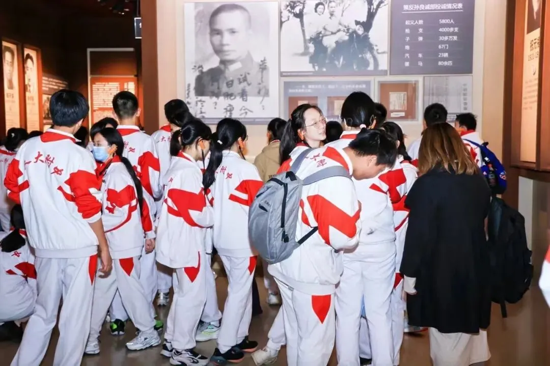 六朝古韵南京行 科技怀铸家国安 | 初二年级南京研学课程-第11张图片-四季读书网 六朝古韵南京行 科技怀铸家国安 | 初二年级南京研学课程-第11张图片-四季读书网