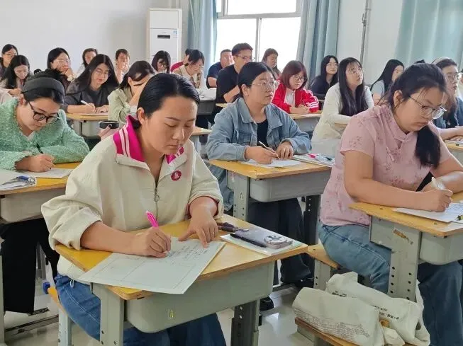 研析高考明方向,深耕课堂促提升|武邑宏达东方学校开展学科大教研活动(语数外)-第25张图片-四季读书网 研析高考明方向,深耕课堂促提升|武邑宏达东方学校开展学科大教研活动(语数外)-第25张图片-四季读书网