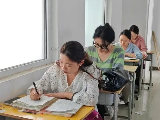 研析高考明方向,深耕课堂促提升|武邑宏达东方学校开展学科大教研活动(语数外)-第30张图片-四季读书网 研析高考明方向,深耕课堂促提升|武邑宏达东方学校开展学科大教研活动(语数外)-第30张图片-四季读书网