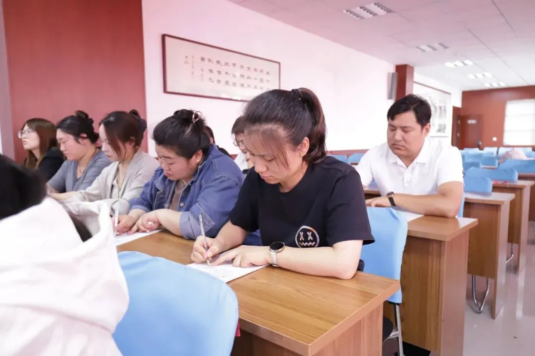 研析高考明方向,深耕课堂促提升|武邑宏达东方学校开展学科大教研活动(语数外)-第50张图片-四季读书网 研析高考明方向,深耕课堂促提升|武邑宏达东方学校开展学科大教研活动(语数外)-第50张图片-四季读书网