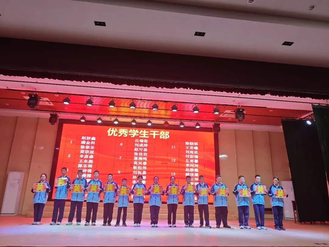 奋楫独行・榜样领航—开发区实验学校初二年级阶段性学习成长表彰大会暨家长会顺利召开-第31张图片-四季读书网