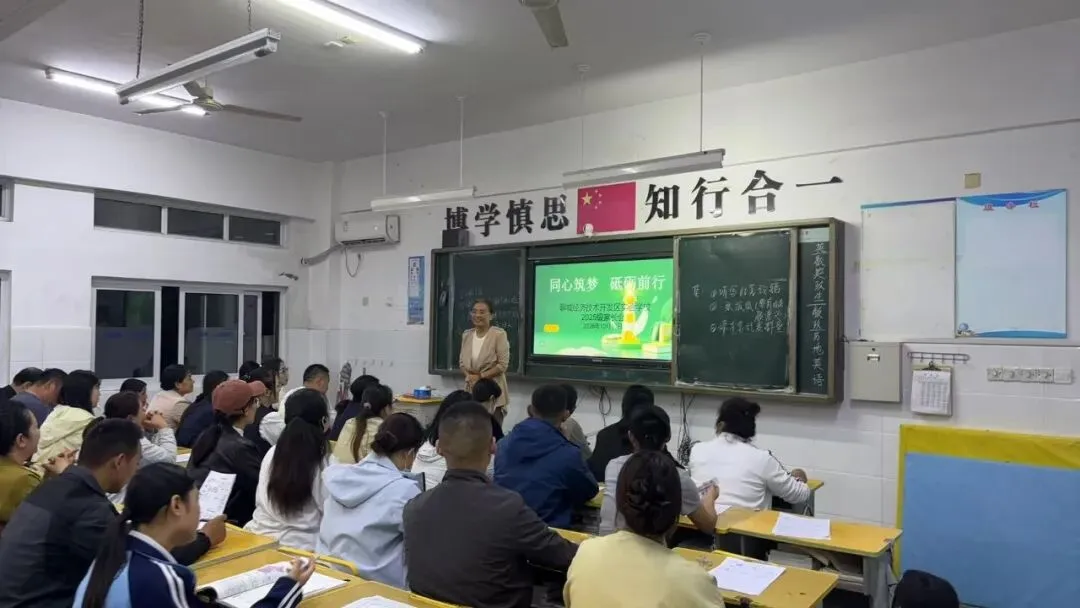 奋楫独行・榜样领航—开发区实验学校初二年级阶段性学习成长表彰大会暨家长会顺利召开-第38张图片-四季读书网