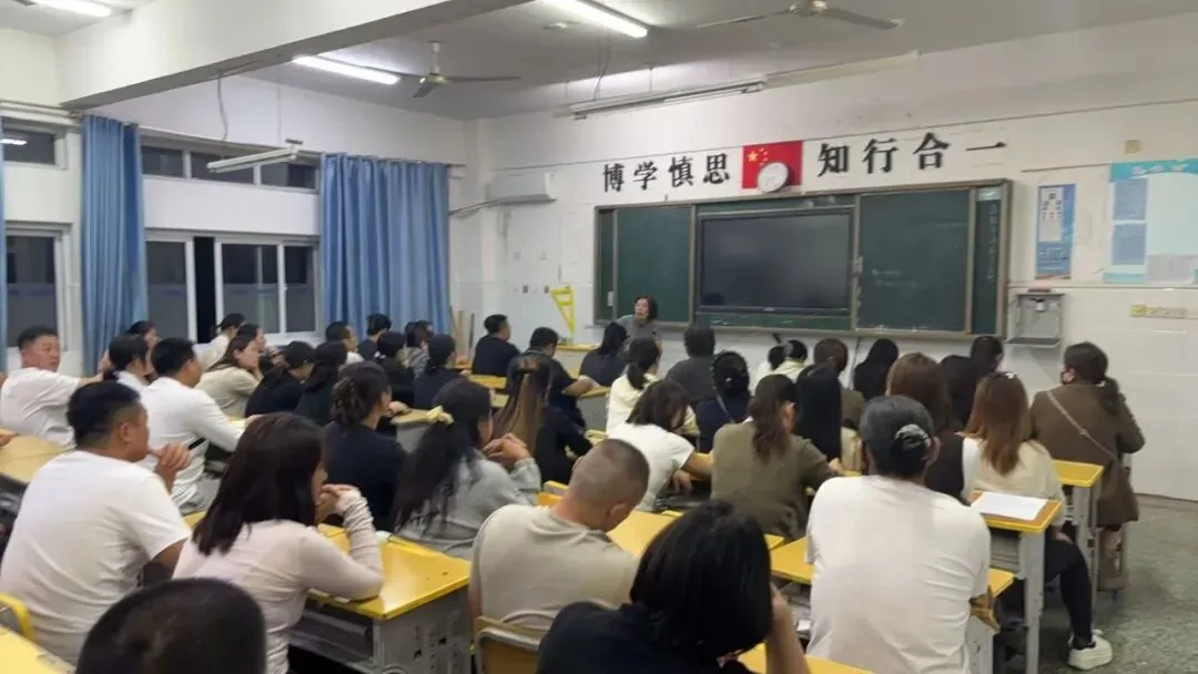 奋楫独行・榜样领航—开发区实验学校初二年级阶段性学习成长表彰大会暨家长会顺利召开-第48张图片-四季读书网