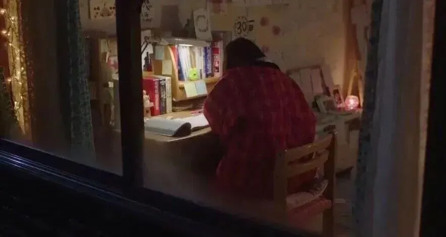初一女孩一上学就喘不过气、偷偷割腕!爸爸:她就是装的!医生却说根源在注意力上-第1张图片-四季读书网