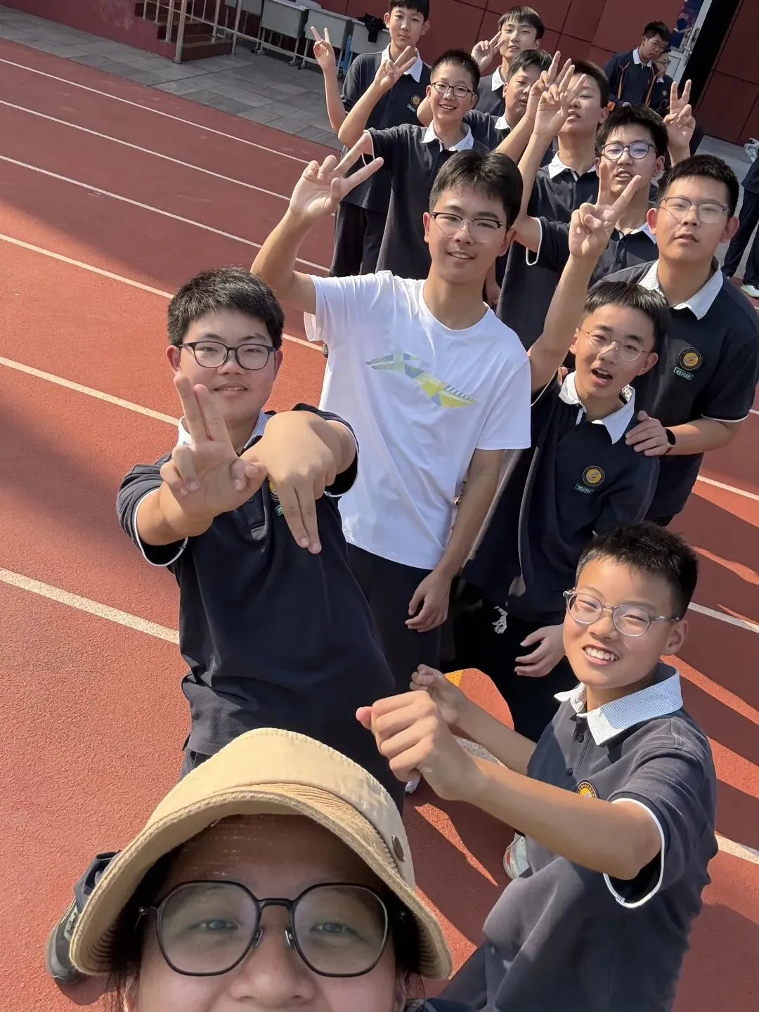同心击鼓,齐心夺冠——初二(10)班勇夺年级亚军-第4张图片-四季读书网