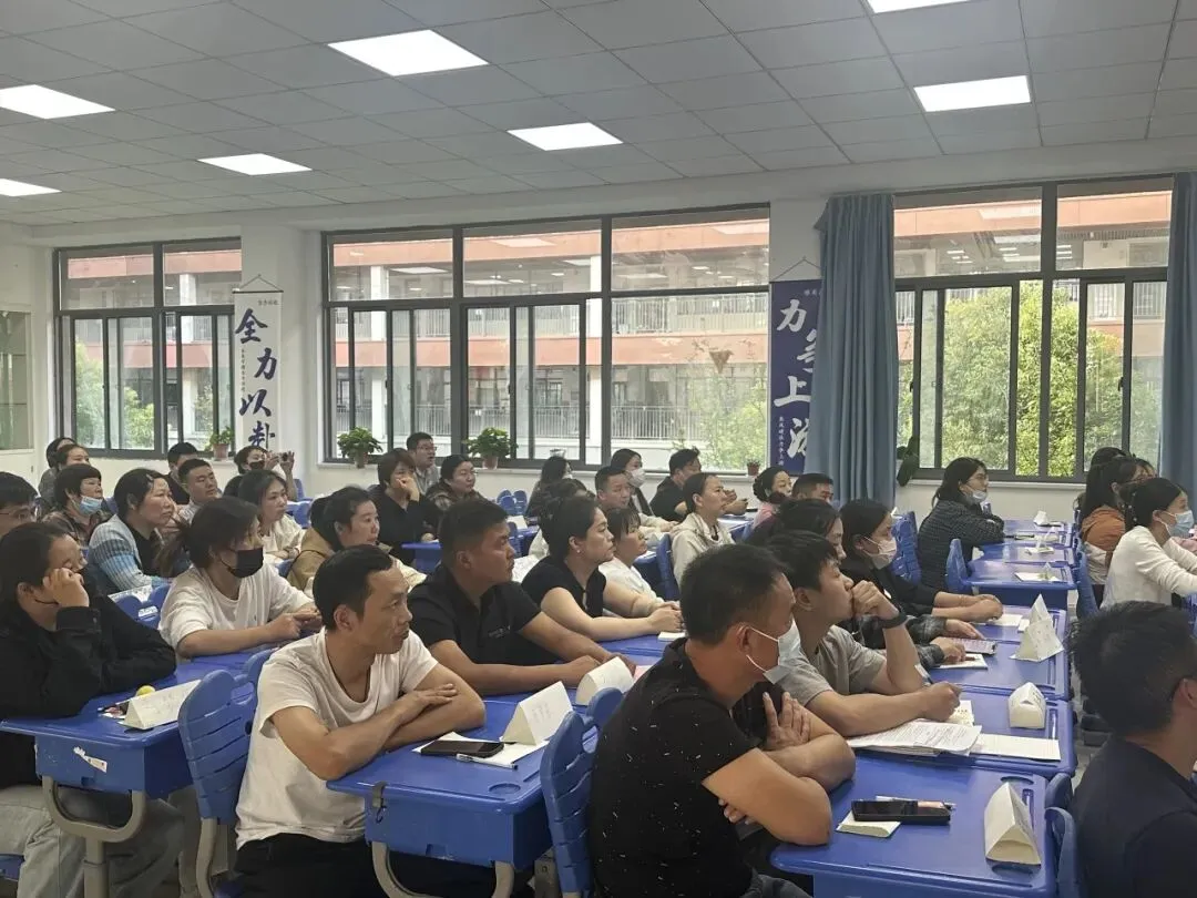 共赴初二之约 同启少年新章——厦门路实验学校八年级共育家长会纪实-第25张图片-四季读书网 共赴初二之约 同启少年新章——厦门路实验学校八年级共育家长会纪实-第25张图片-四季读书网