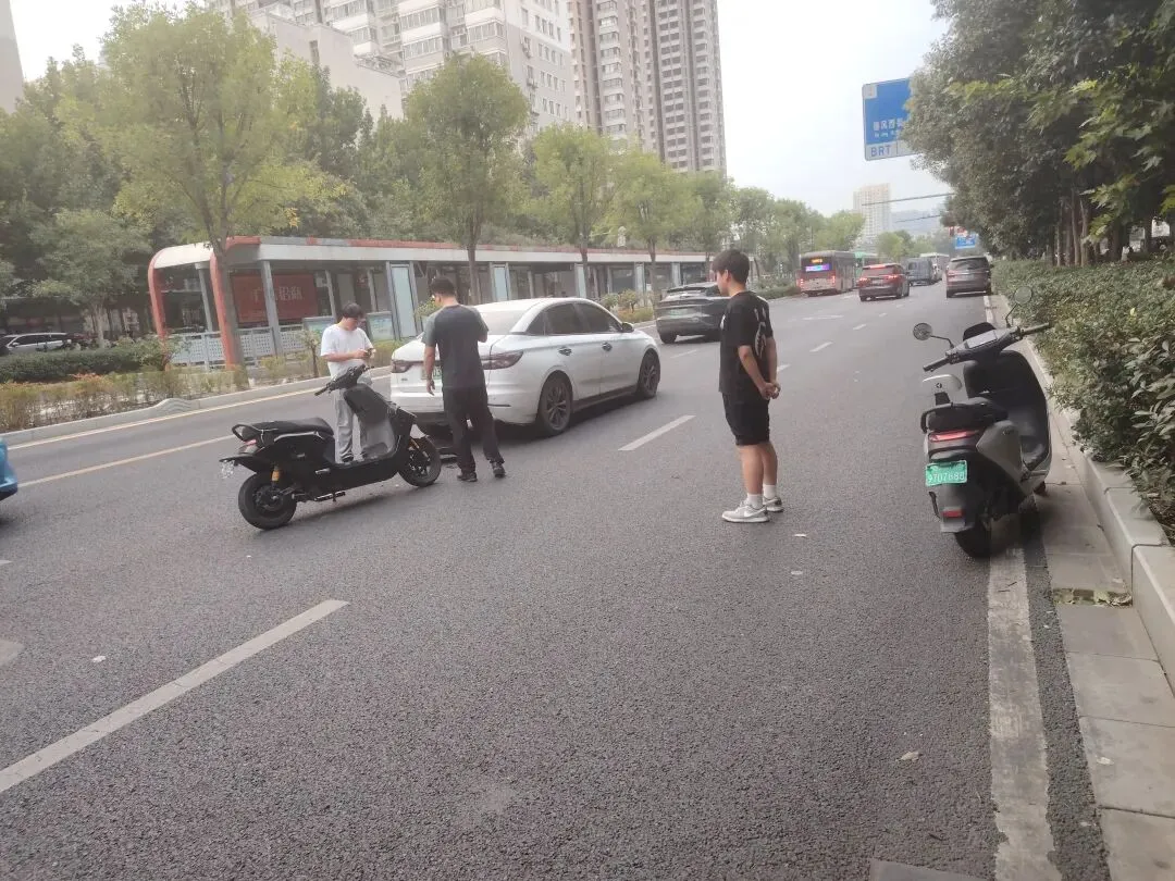 一个正读初三小男孩,骑电动车出了交通事故,想起来曾经相仿年纪的我-第2张图片-四季读书网