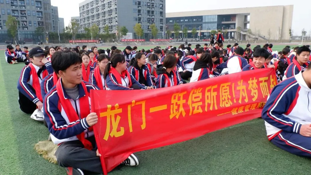 十八岁的印记:记2020级学生成人礼暨高考誓师大会那些灿烂的笑脸-第9张图片-四季读书网