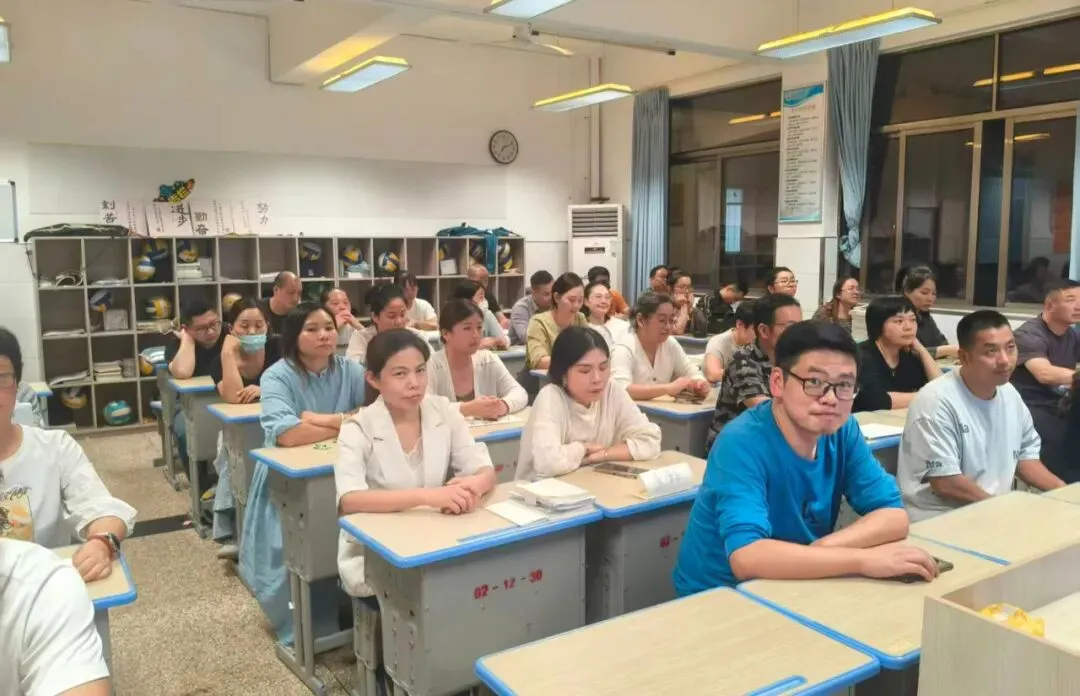 护航九年级,聚力迎中考|佛堂镇中九年级家长会顺利召开-第17张图片-四季读书网 护航九年级,聚力迎中考|佛堂镇中九年级家长会顺利召开-第17张图片-四季读书网