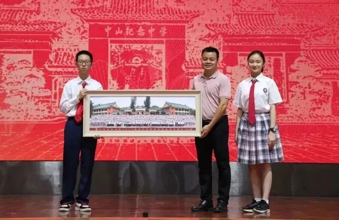 夏意正浓郁 青春更飞扬——我校初三年级举行毕业典礼活动-第9张图片-四季读书网 夏意正浓郁 青春更飞扬——我校初三年级举行毕业典礼活动-第9张图片-四季读书网