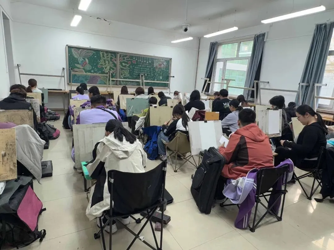 模考砺锋芒,执笔赴山海|黑龙江省2027届美术类第一次联合模拟考试-第24张图片-四季读书网