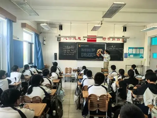 邂逅非遗匠心,传承文化根脉——初二年级社会大课堂活动纪实-第6张图片-四季读书网 邂逅非遗匠心,传承文化根脉——初二年级社会大课堂活动纪实-第6张图片-四季读书网