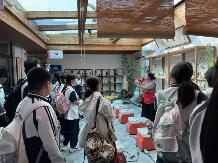 邂逅非遗匠心,传承文化根脉——初二年级社会大课堂活动纪实-第9张图片-四季读书网 邂逅非遗匠心,传承文化根脉——初二年级社会大课堂活动纪实-第9张图片-四季读书网