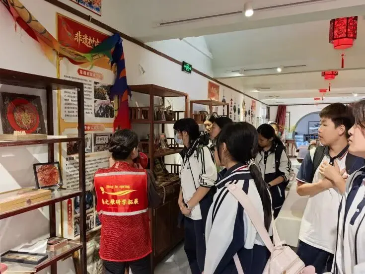 邂逅非遗匠心,传承文化根脉——初二年级社会大课堂活动纪实-第10张图片-四季读书网 邂逅非遗匠心,传承文化根脉——初二年级社会大课堂活动纪实-第10张图片-四季读书网