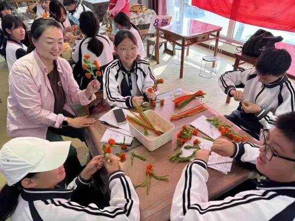 邂逅非遗匠心,传承文化根脉——初二年级社会大课堂活动纪实-第18张图片-四季读书网 邂逅非遗匠心,传承文化根脉——初二年级社会大课堂活动纪实-第18张图片-四季读书网