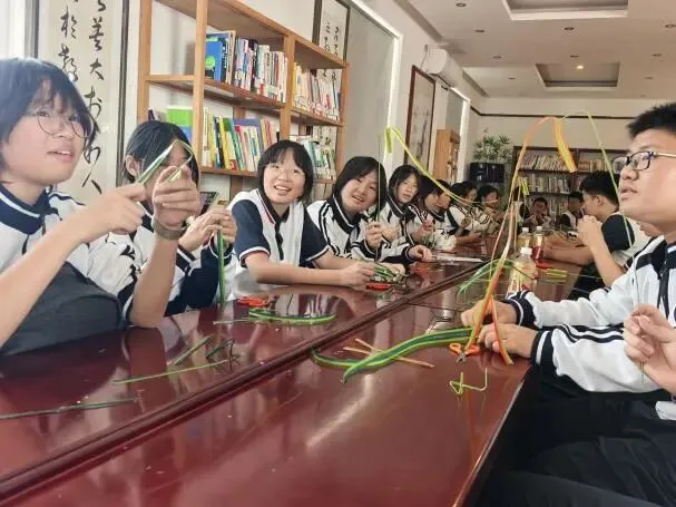 邂逅非遗匠心,传承文化根脉——初二年级社会大课堂活动纪实-第21张图片-四季读书网 邂逅非遗匠心,传承文化根脉——初二年级社会大课堂活动纪实-第21张图片-四季读书网