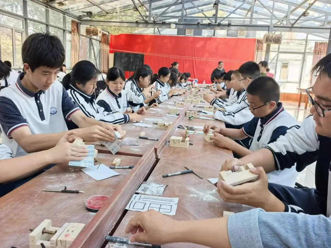 邂逅非遗匠心,传承文化根脉——初二年级社会大课堂活动纪实-第23张图片-四季读书网 邂逅非遗匠心,传承文化根脉——初二年级社会大课堂活动纪实-第23张图片-四季读书网